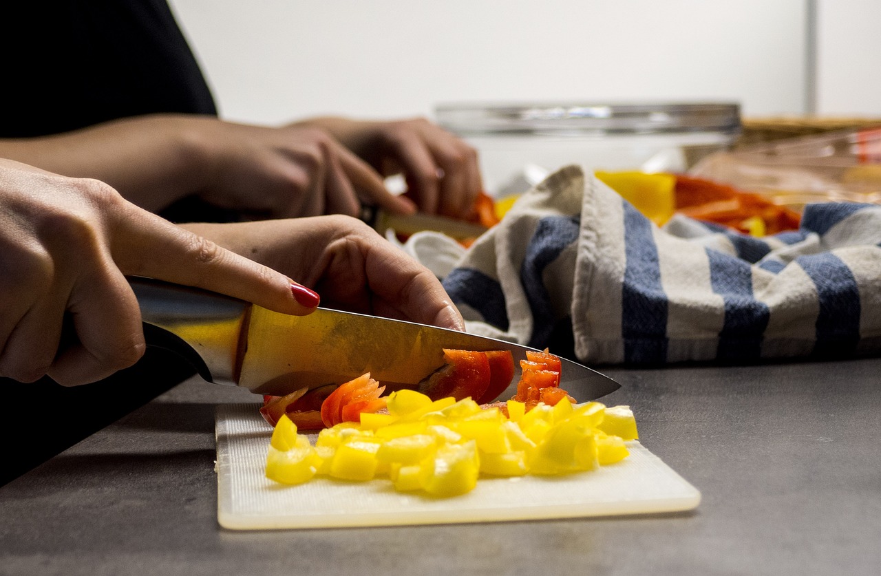 hd wallpaper, woman hands, cutting vegetables-1207952.jpg